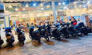 TP Hồ Chí Minh: Quán nhậu chật kín khách sau khi được phép mở trở lại