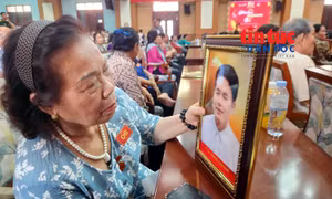 54 gia đình liệt sĩ xúc động nhận ảnh phục dựng người thân trong chương trình 'Tri ân người giữ lửa'