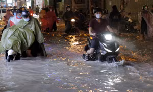 Mưa to kéo dài, nhiều ngả đường TP Hồ Chí Minh ngập nặng