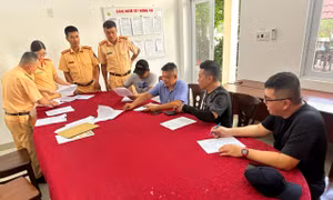TP Hồ Chí Minh: Xử phạt nhóm người chạy mô tô phân khối lớn vào làn đường dành cho ô tô