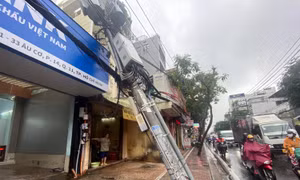 TP Hồ Chí Minh: Trụ điện sụt lún đổ vào nhà dân