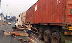 Xe đầu kéo đâm dải phân cách trên cầu Sài Gòn, giao thông ùn ứ nặng