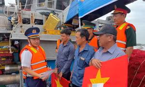 Cảnh sát biển Vùng 3 đồng hành cùng ngư dân huyện Long Đất