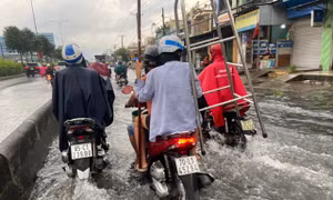 TP Hồ Chí Minh: Quốc lộ 22 chìm trong biển nước sau cơn mưa lớn