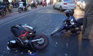 Ô tô mất lái đâm nhiều xe máy, 3 người bị thương