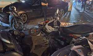 TP Hồ Chí Minh: Ô tô đâm hàng loạt xe máy, 6 người bị thương 
