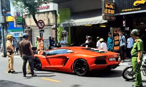 Đang lưu thông trên đường, tài xế siêu xe Lamborghini bất ngờ bị ngất