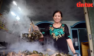 TP Hồ Chí Minh: Nhộn nhịp nghề làm bánh ú nước tro Tết Đoan Ngọ