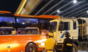 Xe Phương Trang va chạm xe ben khiến nhiều hành khách hoảng loạn