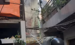 TP Hồ Chí Minh: Nhà 2 tầng trong hẻm bị cháy, có nguy cơ đổ sập
