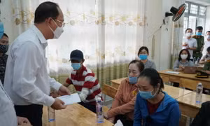 Lãnh đạo TP Hồ Chí Minh thăm hỏi, hỗ trợ các nạn nhân trong vụ cháy ở Quận 11