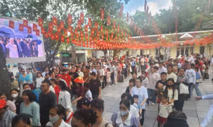 Hàng ngàn người dân xếp hàng vào Lăng viếng Chủ tịch Hồ Chí Minh sáng 3/9