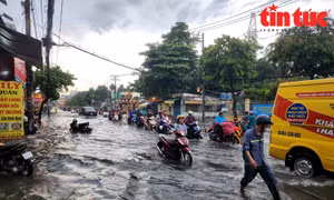 TP Hồ Chí Minh: Hàng loạt tuyến đường chìm trong biển nước sau cơn mưa lớn