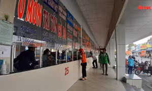 Hai bến xe lớn nhất TP Hồ Chí Minh vắng hoe trong ngày đầu hoạt động trở lại