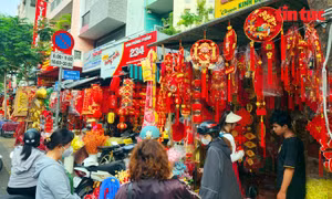 TP Hồ Chí Minh: Phố bán đồ trang trí Tết nhộn nhịp dịp cuối năm