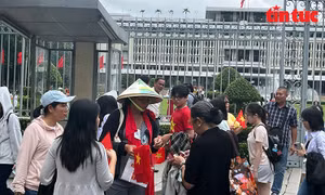 TP Hồ Chí Minh: Hàng rong 'bủa vây' Dinh Độc Lập chèo kéo du khách