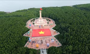 Lễ chào cờ đặc biệt ở Đất Mũi