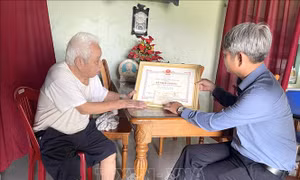 Mòn mỏi chờ được cấp đổi các Huân chương, Huy chương Kháng chiến bị hư hỏng