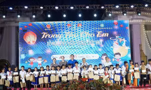 'Lồng đèn thắp sáng ước mơ' cho các em nhỏ A Lưới