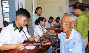 Chợ nhân đạo hỗ trợ người dân vùng biển khó khăn
