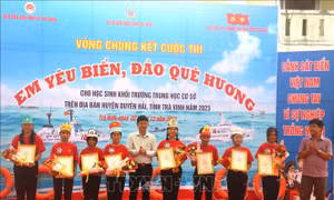 Bộ Tư lệnh Vùng Cảnh sát biển 3 đồng hành cùng ngư dân Trà Vinh