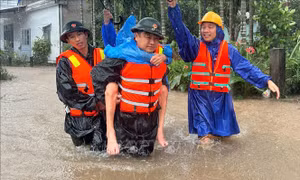 Quân đội chủ động ứng phó với lũ đặc biệt lớn trên các sông tại Huế và Đà Nẵng