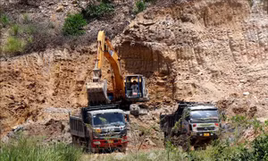 Quảng Ngãi: Kiến nghị tạm đình chỉ hoạt động khai thác khoáng sản tại mỏ đất Dông Cây Dừa