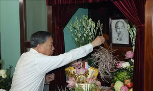 Tổng Bí thư, Chủ tịch nước Tô Lâm dâng hương tưởng nhớ Chủ tịch Hồ Chí Minh 