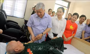 Chủ tịch Ủy ban Trung ương MTTQ Việt Nam thăm, tặng quà thương, bệnh binh tại Hà Nam
