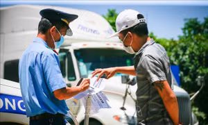 24h tại chốt kiểm soát dịch COVID-19 trên đường Hòa Lạc - Hòa Bình