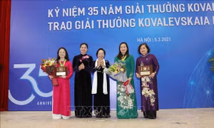 Những nhà khoa học nữ hết mình vì cộng đồng