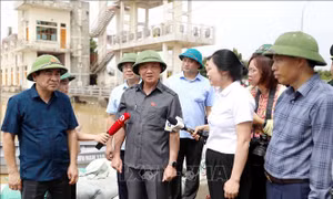 Phó Chủ tịch Quốc hội Nguyễn Khắc Định chia sẻ với vùng lũ Thái Bình