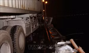 Xe bồn trộn bê tông 'san phẳng' dải phân cách, đâm nhiều xe máy trên cầu Thanh Trì