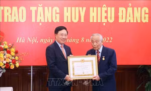 Đồng chí Nguyễn Mạnh Cầm nhận Huy hiệu 75 năm tuổi Đảng