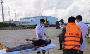 Tàu Kiểm ngư kịp thời chở bệnh nhân về đảo Trường Sa cấp cứu