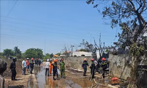 Khống chế vụ cháy nhà xưởng trong khu dân cư tại thành phố Quy Nhơn
