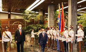 Chủ tịch Cuba Miguel Díaz-Canel chủ trì Lễ đón Chủ tịch nước Nguyễn Xuân Phúc 