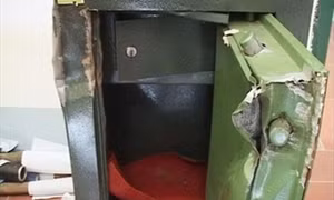 Đột nhập, đập két sắt trộm 2 tỷ đồng