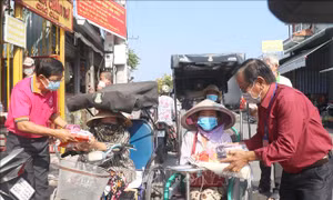 Khép lại một năm khó khăn bằng sự sẻ chia và đùm bọc