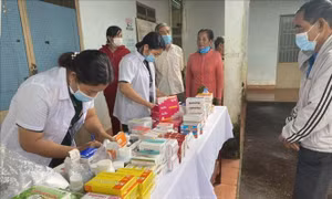 Khám bệnh, phát thuốc, tặng quà miễn phí cho người nghèo