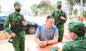 Bắt quả tang đối tượng vận chuyển số lượng lớn pháo lậu bằng ô tô