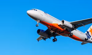 Máy bay Jetstar Australia hạ cánh khẩn cấp do nứt kính buồng lái