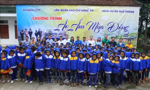 Mang áo ấm đến với học sinh hai xã miền núi đặc biệt khó khăn tại Nghệ An