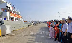 Hai tàu Hải quân khởi hành mang quà Tết đến Nhà giàn DK1 và các tàu trực trên biển