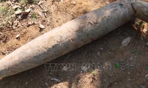 Người dân phát hiện quả bom nặng 500kg khi đang bơm cát