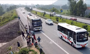 Đón khách trên đường cao tốc, tài xế xe khách đối mặt với mức phạt từ 10 - 12 triệu đồng
