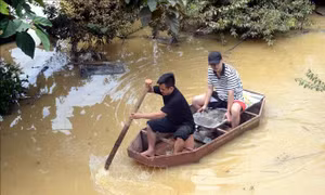 Mưa to khiến nhiều nơi tại TP Sơn La chìm trong 'biển nước'