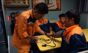 Đưa 6 thuyền viên bị chìm tàu ở Hoàng Sa về bờ an toàn