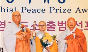 Chủ tịch Hội Phật tử Việt Nam tại Hàn Quốc nhận giải thưởng hòa bình Phật giáo thế giới