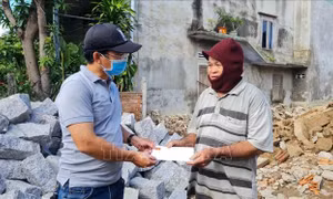 Hỗ trợ các hộ dân có nhà sập hoàn toàn và hư hỏng do lũ lụt tại Bình Định